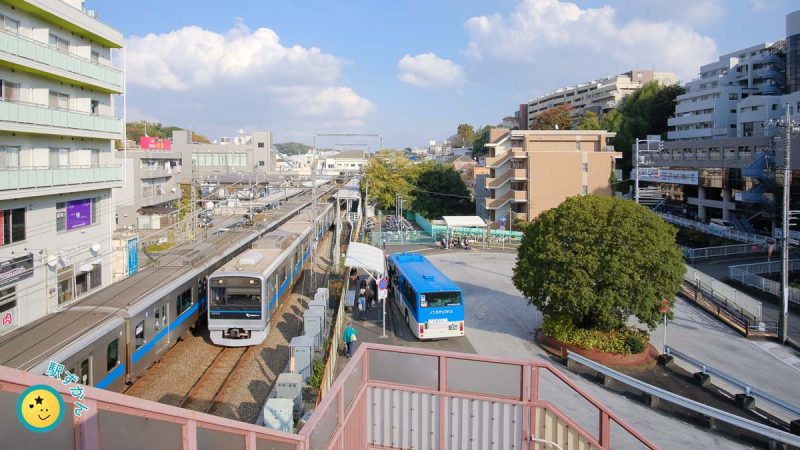 生田駅ロータリーと小田急線の電車