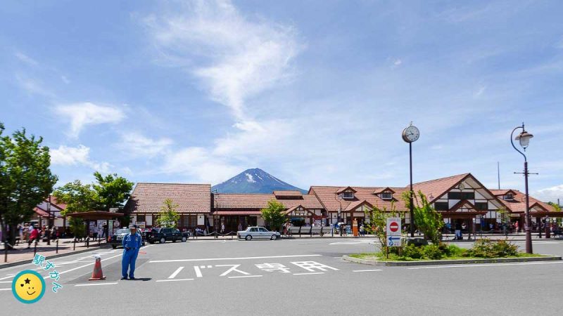 河口湖駅と富士山