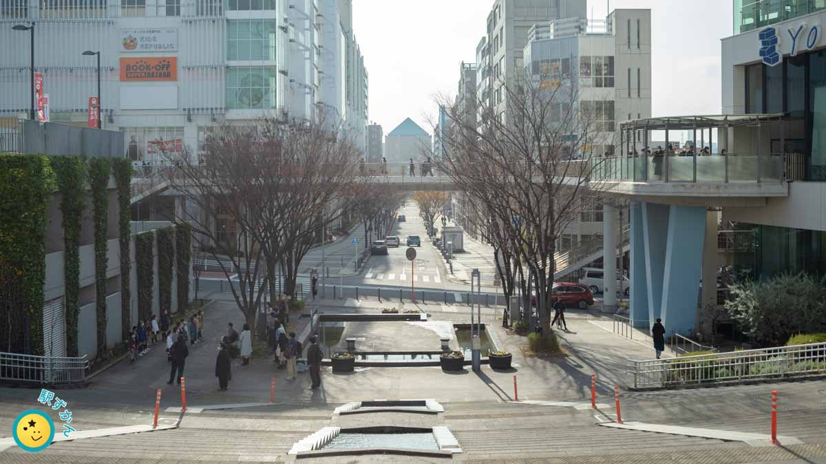 センター北駅の噴水広場から横浜市歴史博物館