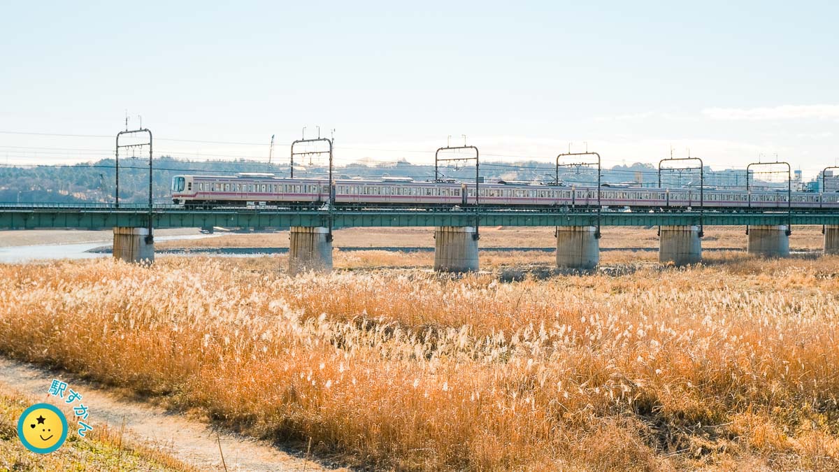 多摩川橋梁を渡る京王線