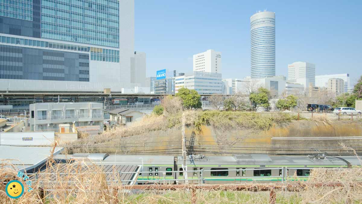 新横浜を走る横浜線の電車