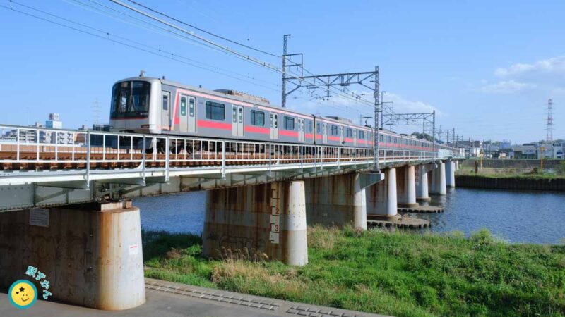東横線5050系と鶴見川橋梁