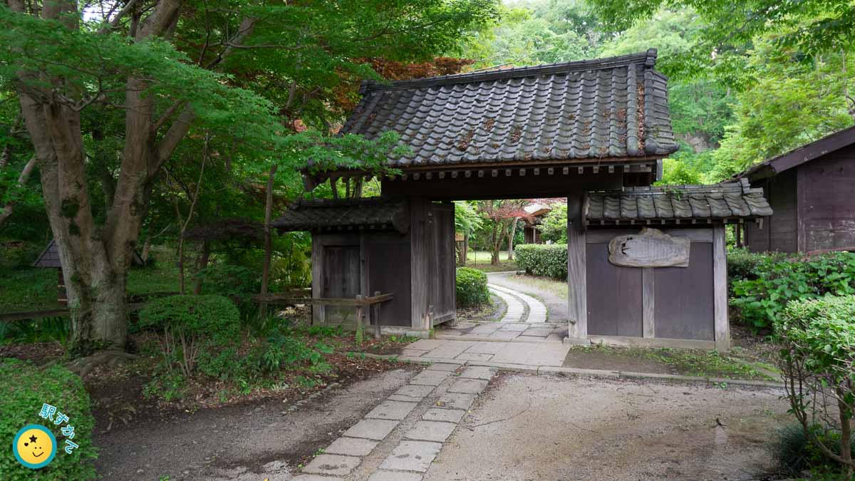 萬葉草花苑・薬医門