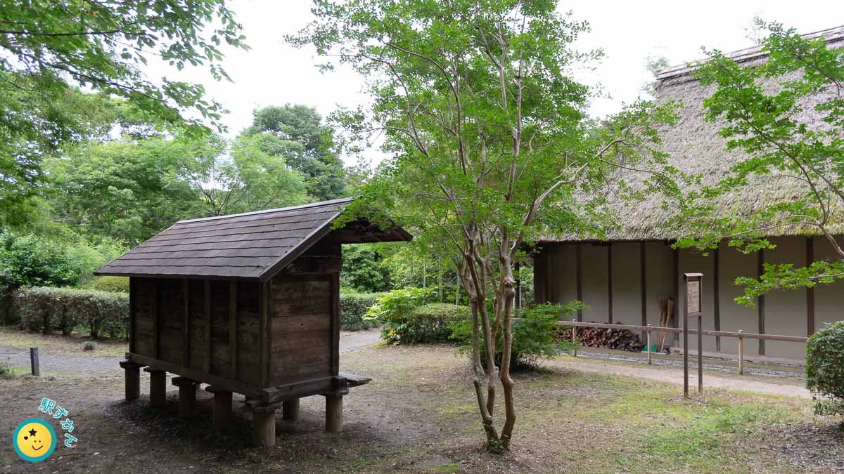 旧荻野家住宅と板倉