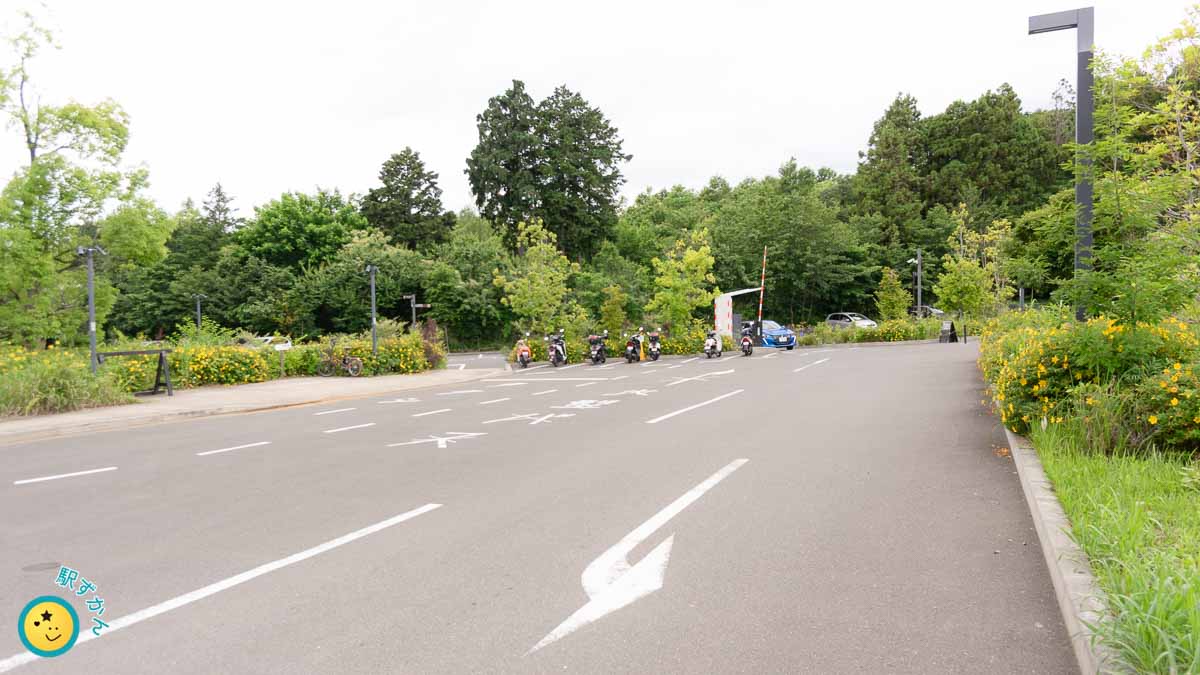 四季彩の杜 西園のバイク駐輪場と駐車場