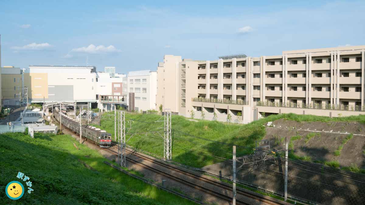 たまプラーザ駅を出発する列車