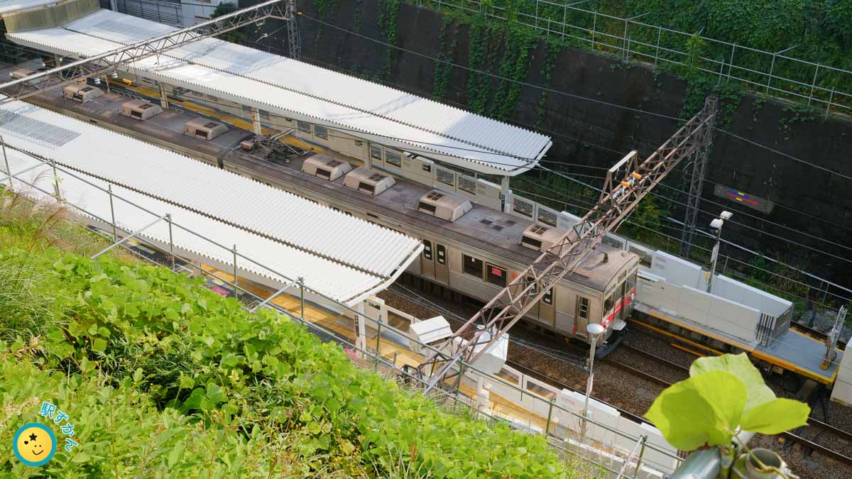 切通しの鷺沼駅ホーム