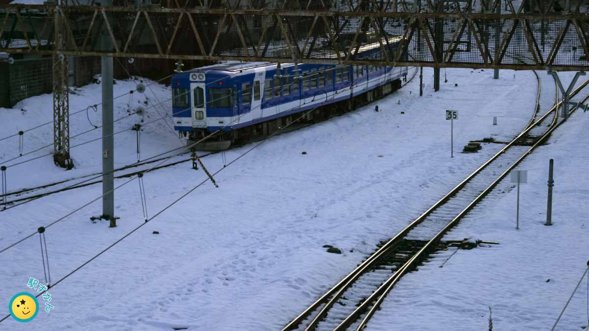 富士急行の電車と雪面