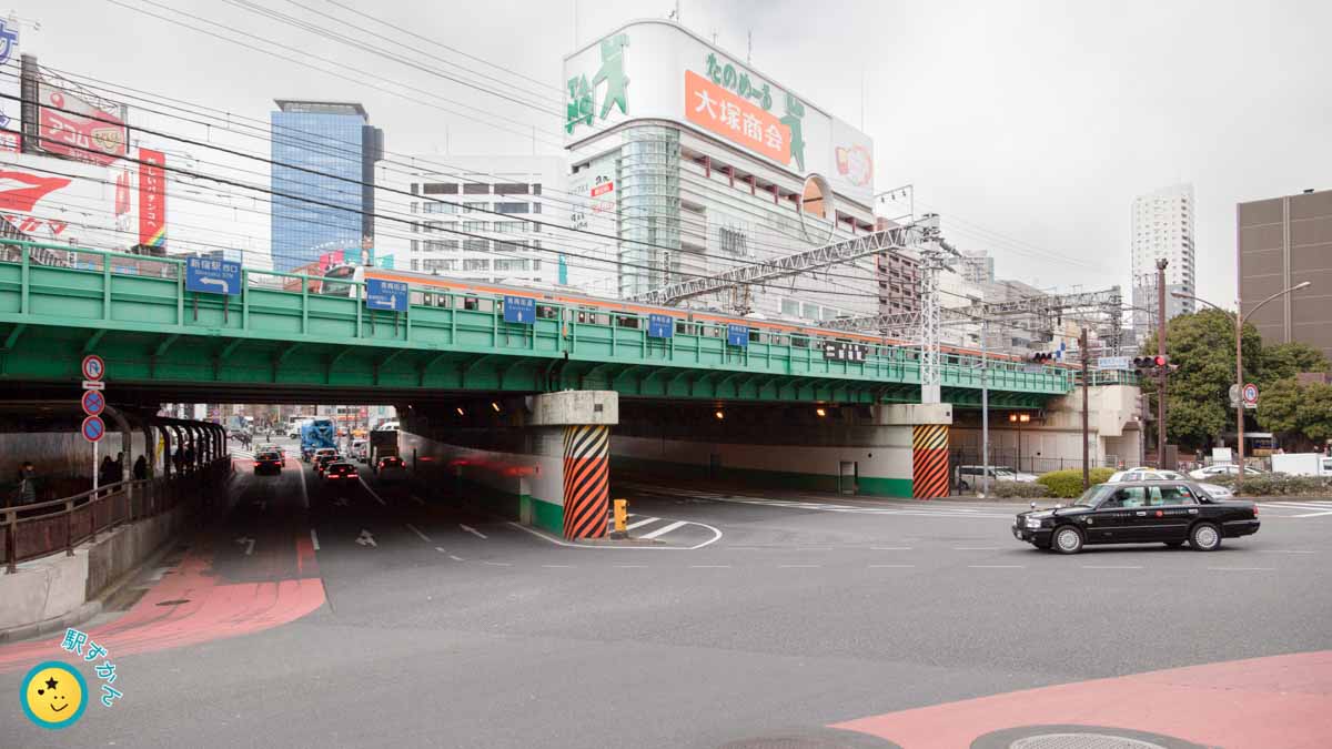 新宿大ガード,青梅街道架道橋と中央線