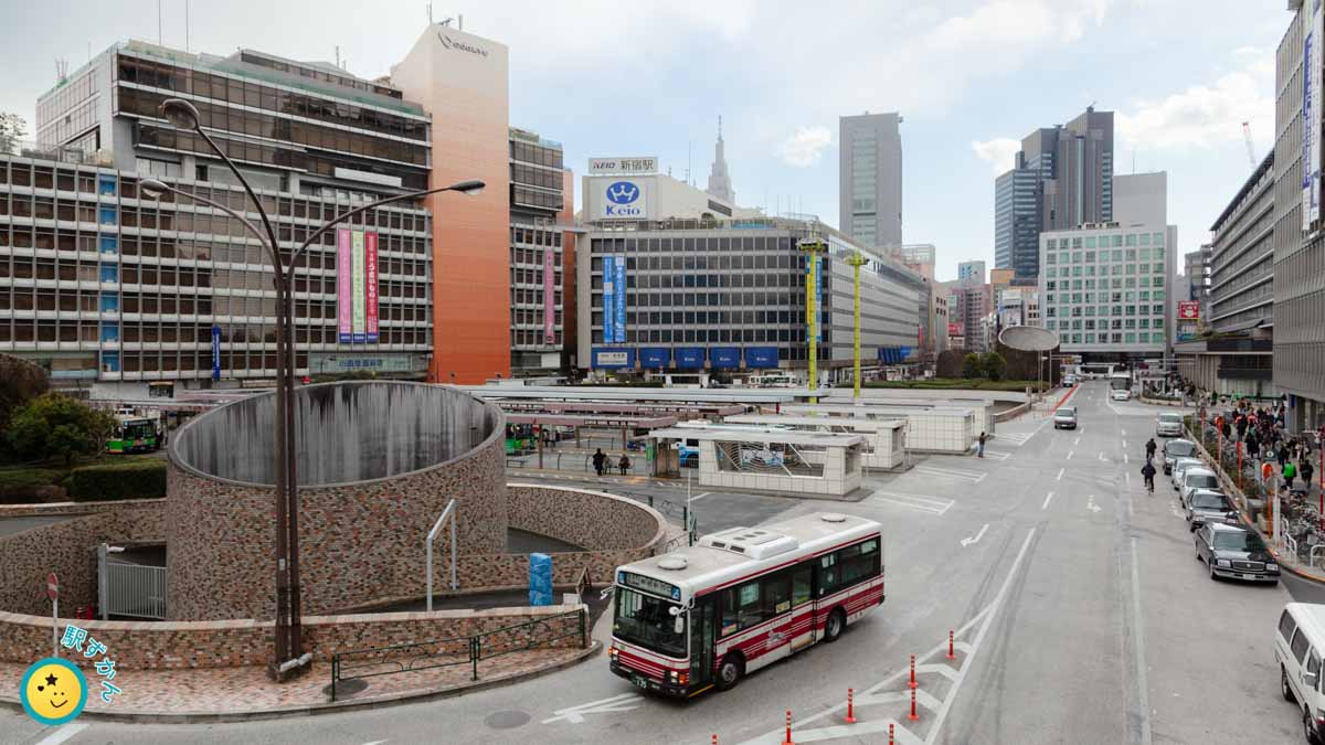 新宿駅西口ロータリー の小田急バス