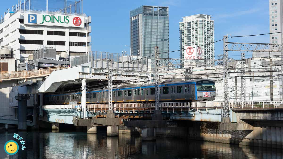 横浜駅へ入線する相鉄10000系と帷子川