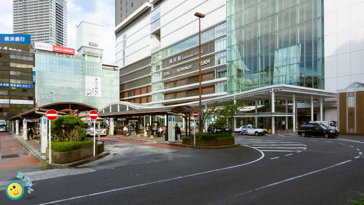 横浜駅西口タクシー乗り場とJR横浜タワー