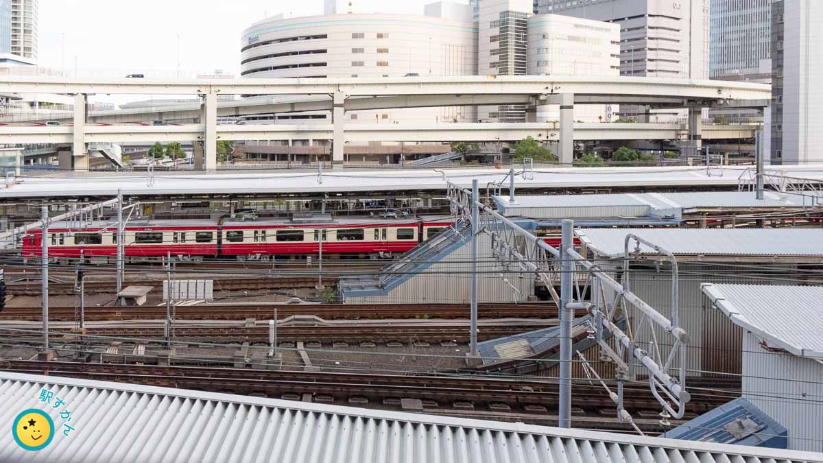 横浜駅に到着する京急本線の電車