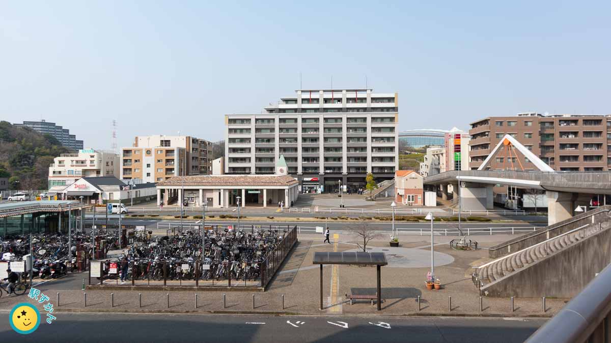 北山田駅周辺,デニーズ・歩道橋・国際プール