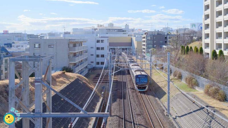 たまプラーザ駅を出発する田園都市線2020系