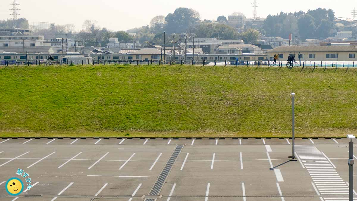 新横浜公園より土手を走る電車