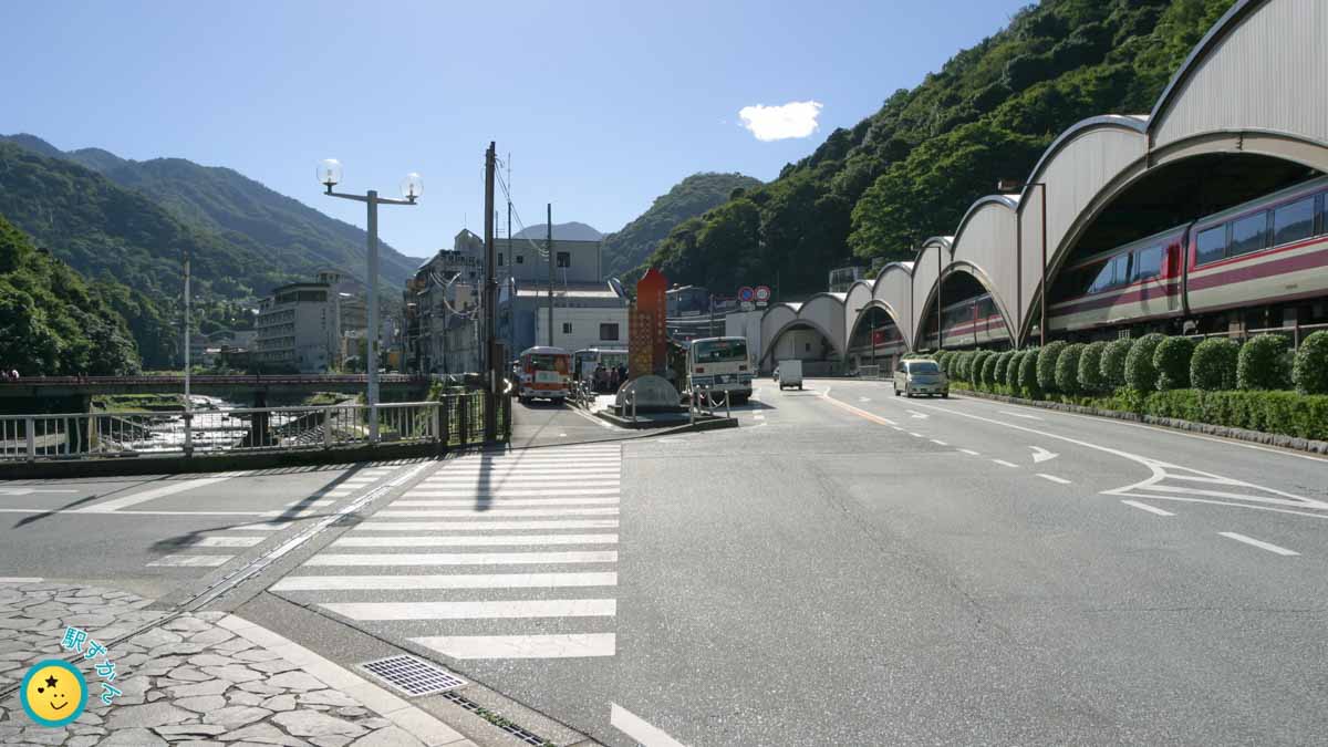 早川と箱根湯本駅