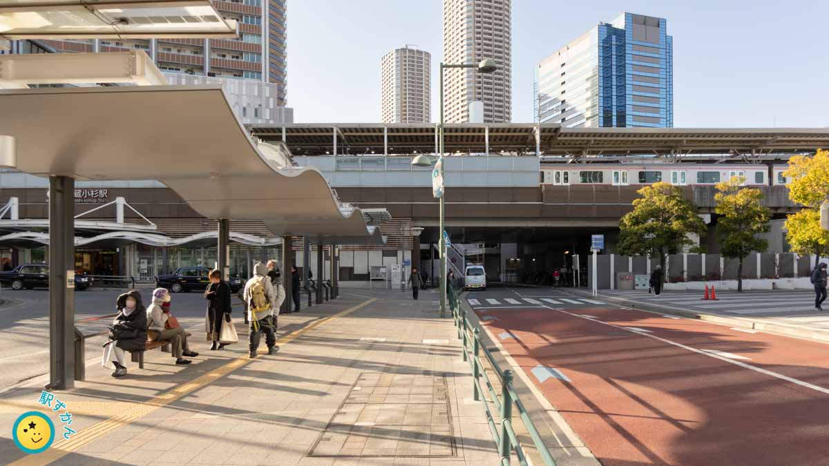 武蔵小杉駅と東横線の電車