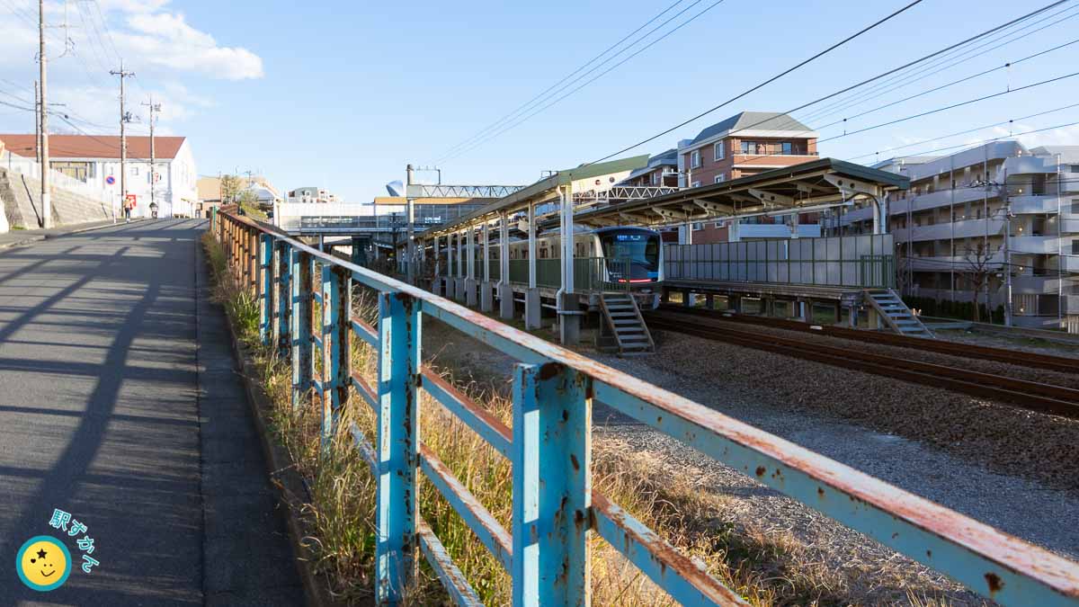 栗平駅ホームと小田急線の電車