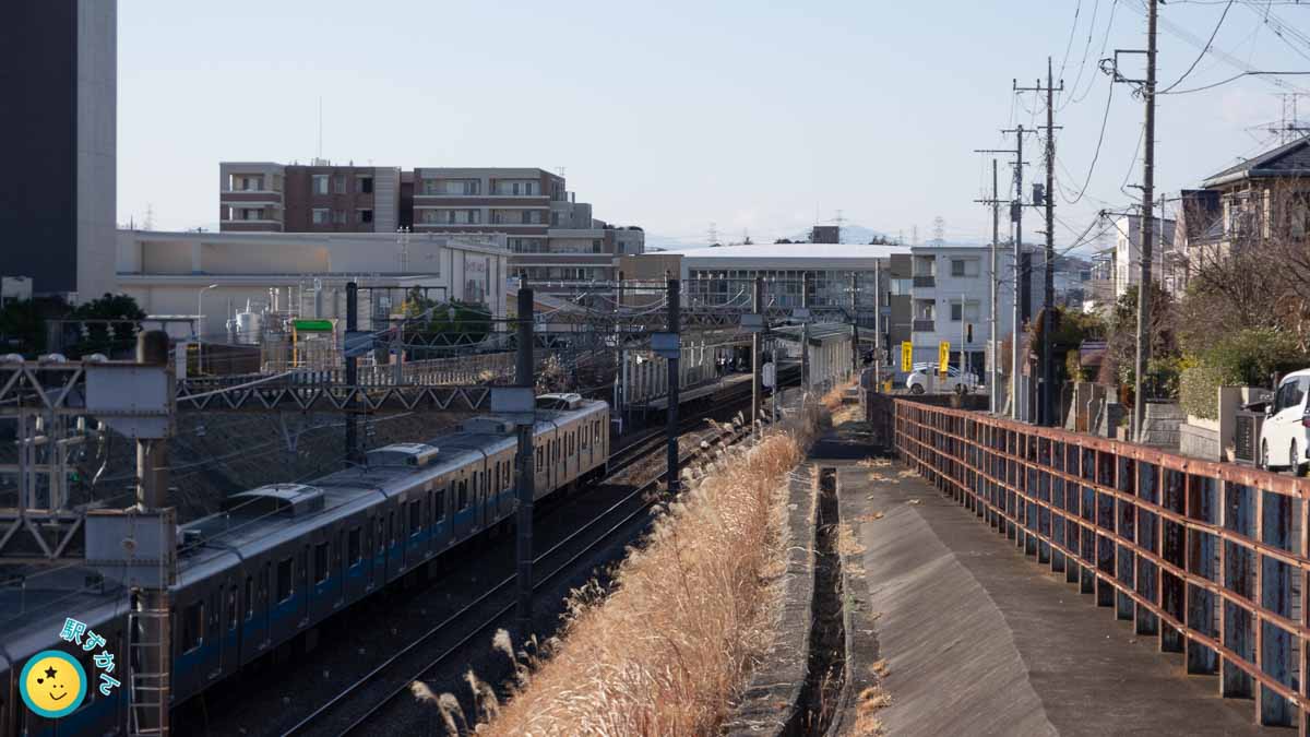 五月台駅と小田急線の電車