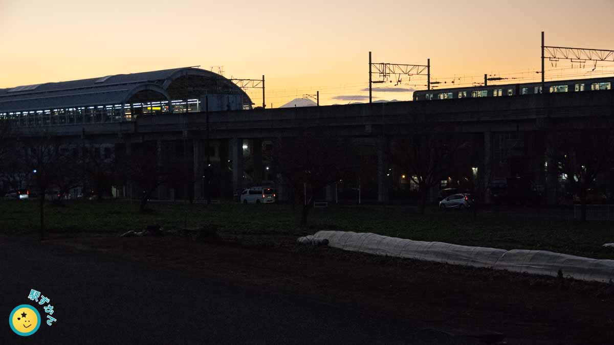 川和町駅到着のグリーンライン電車と富士山