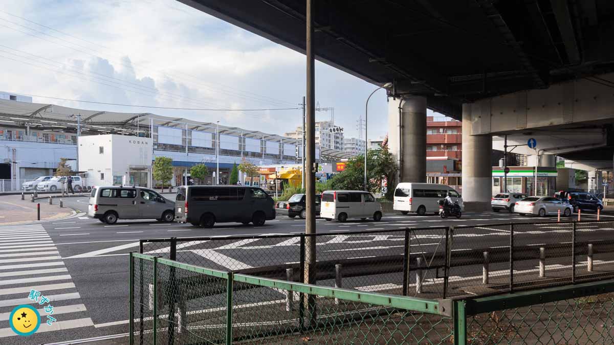 江田駅東口と国道246号
