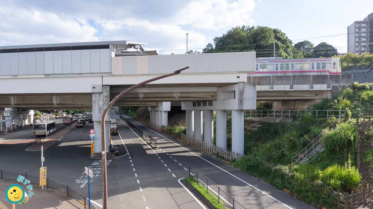 京王永山駅と京王相模原線の電車