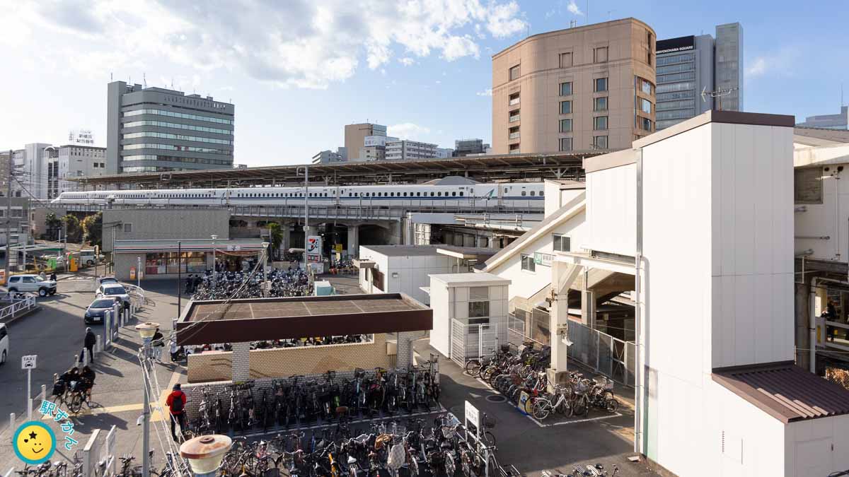 新横浜駅篠原口と東海道新幹線