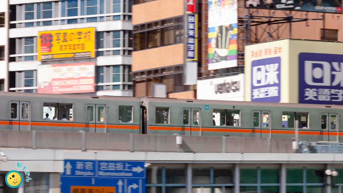 渋谷の高架を走る銀座線の電車