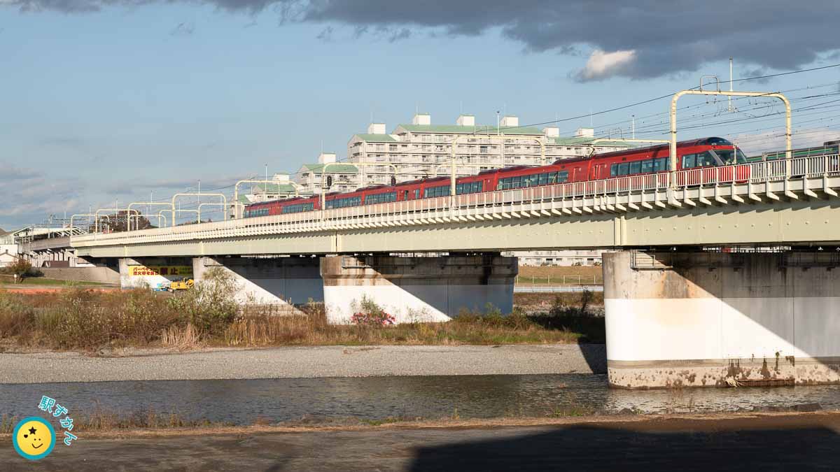 小田急多摩川橋梁を渡る特急ロマンスカー