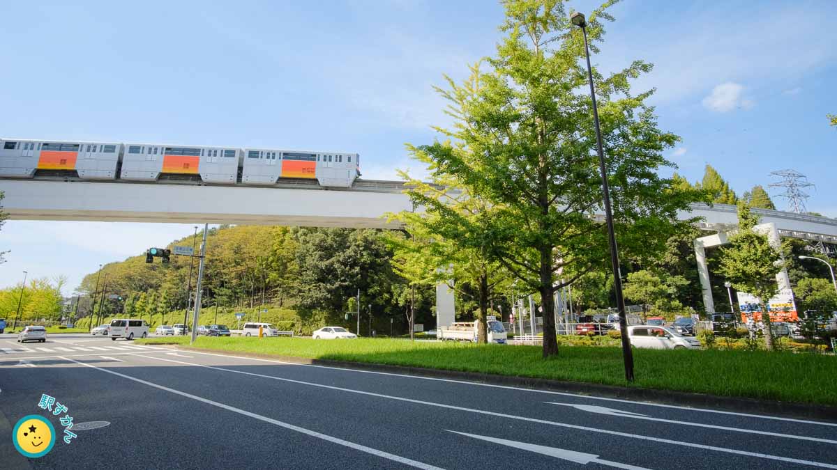 多摩山王橋を渡るモノレール