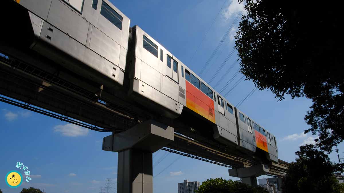 多摩モノレールの側面