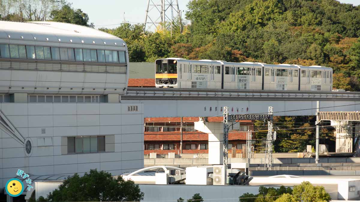 多摩モノレールの走行シーン