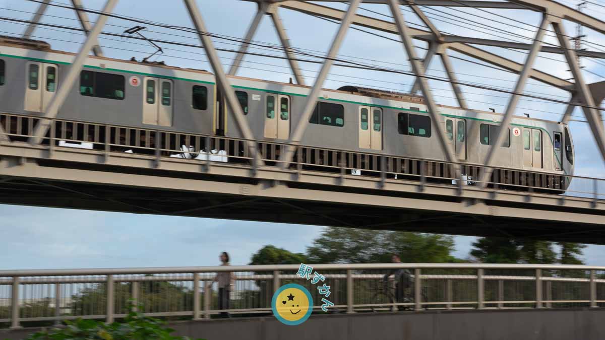 鶴見川を渡る田園都市線を流し撮り