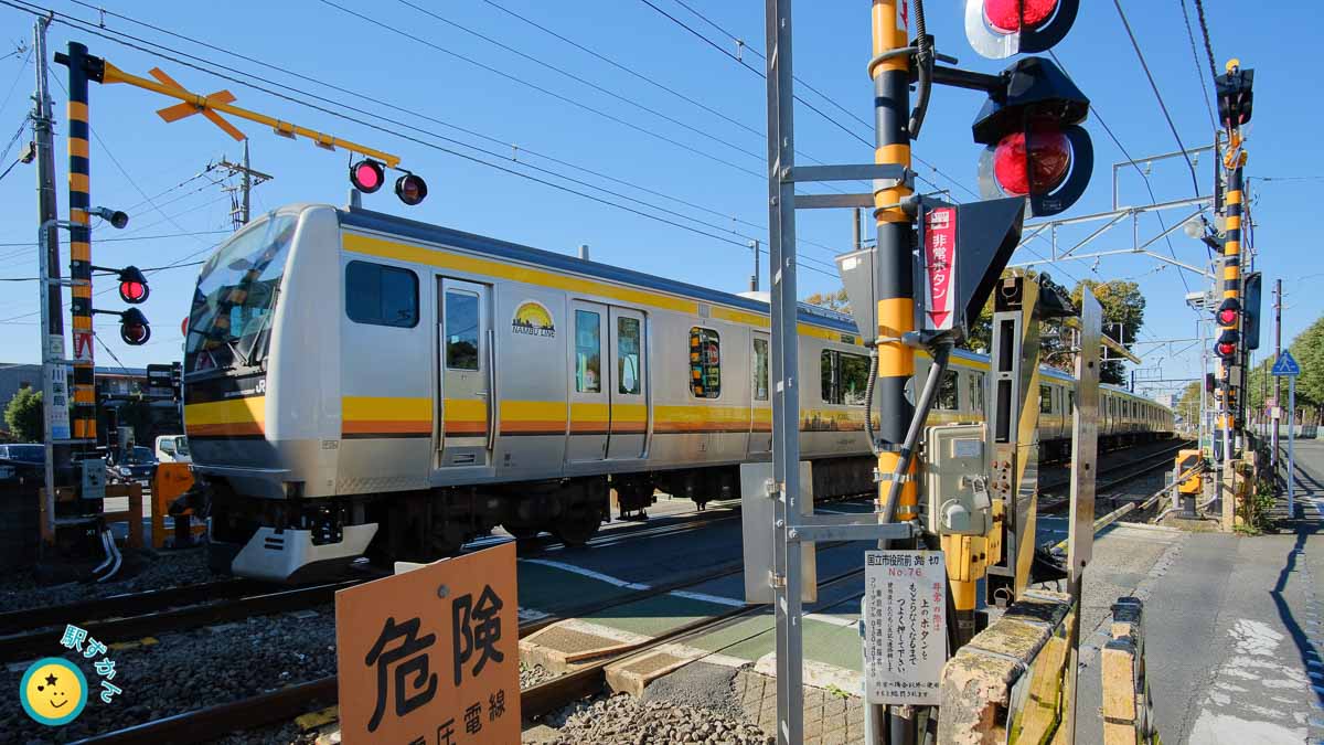 踏切を渡る南武線
