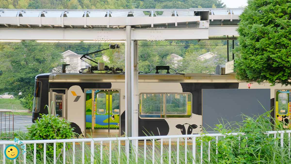 こどもの国駅に停車中のうしでんしゃ
