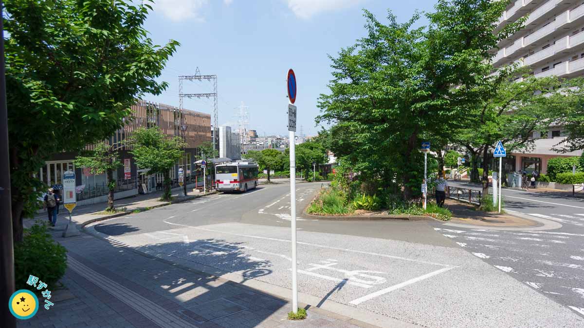 バス停とタクシー乗り場がある宮崎台駅ロータリー