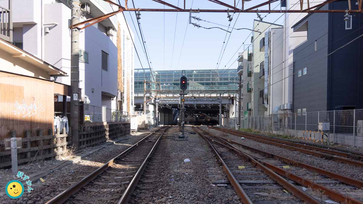 登戸駅と南武線レールと小田急高架線