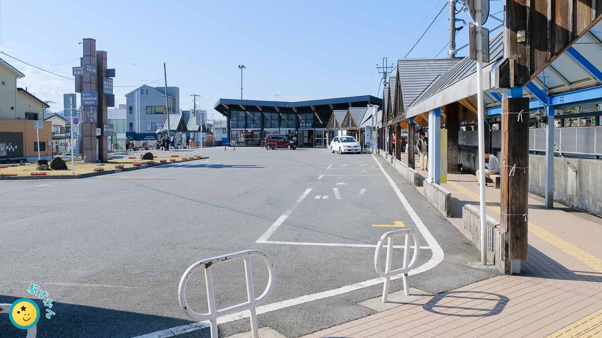 相模湖駅の建物とロータリー