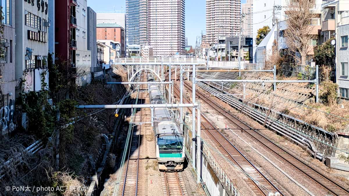 都心を走るJR埼京線の電車
