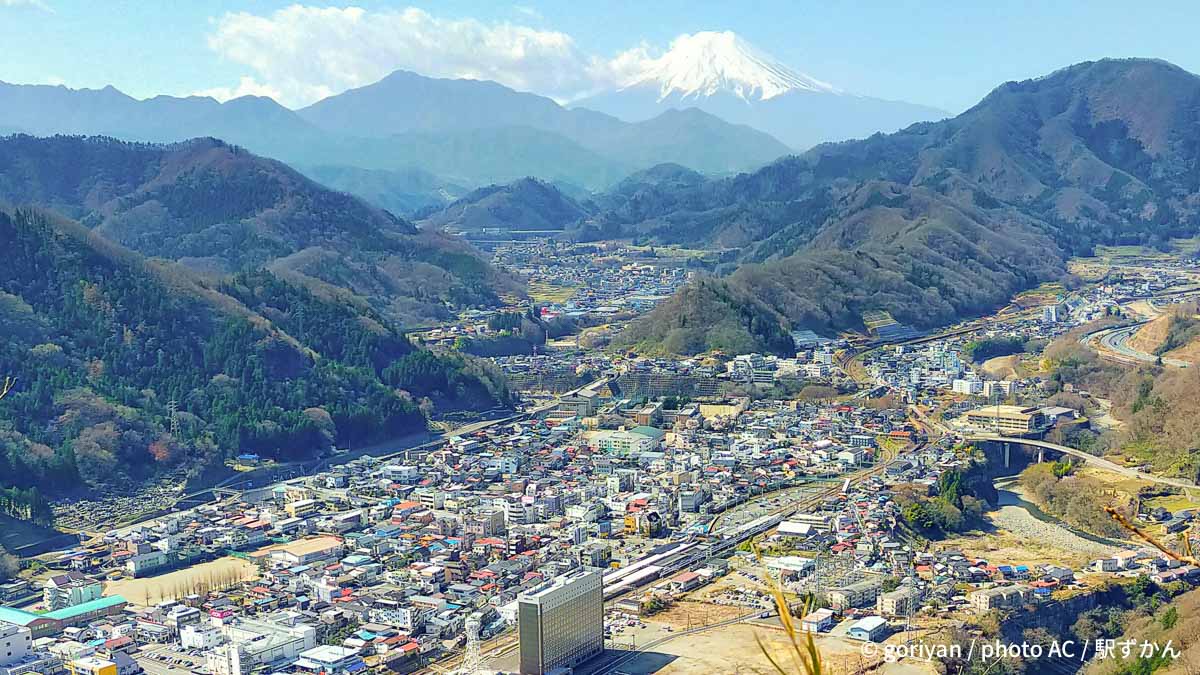 岩殿山からの眺望 大月市内と富士山
