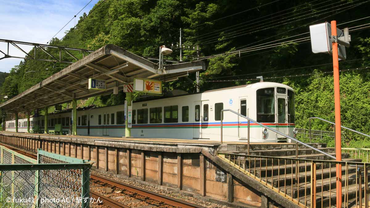 西吾野駅と西武線4000系電車