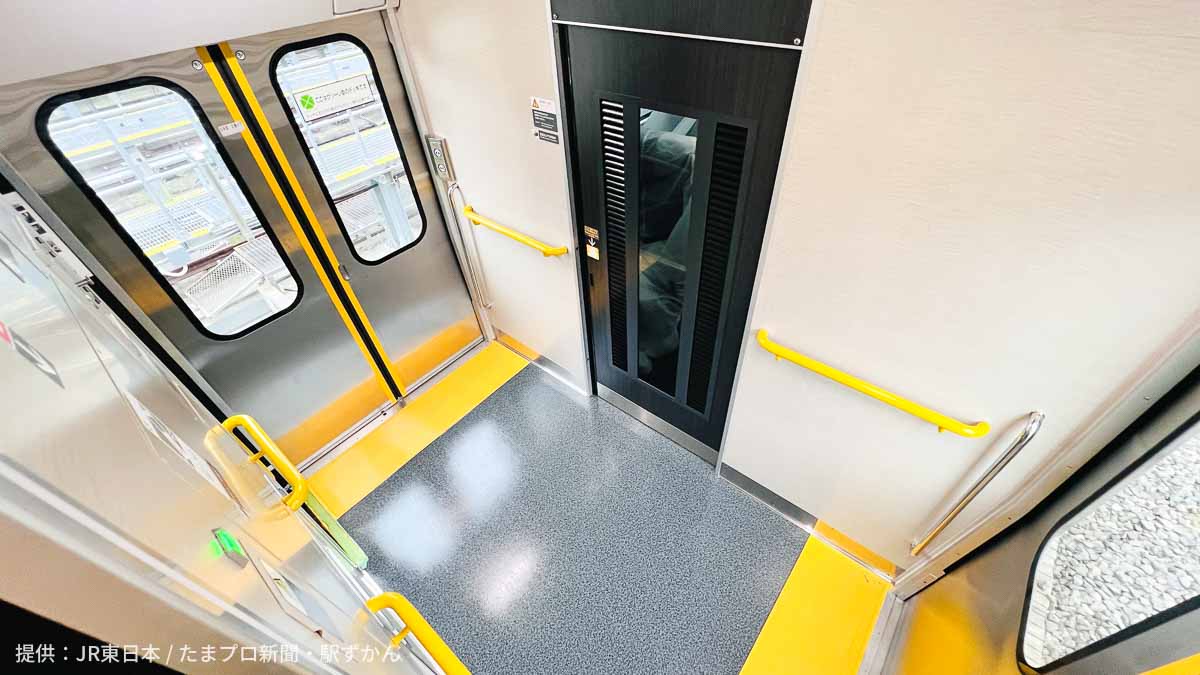 ドアは両開きの広いデッでスムーズな乗降が可能