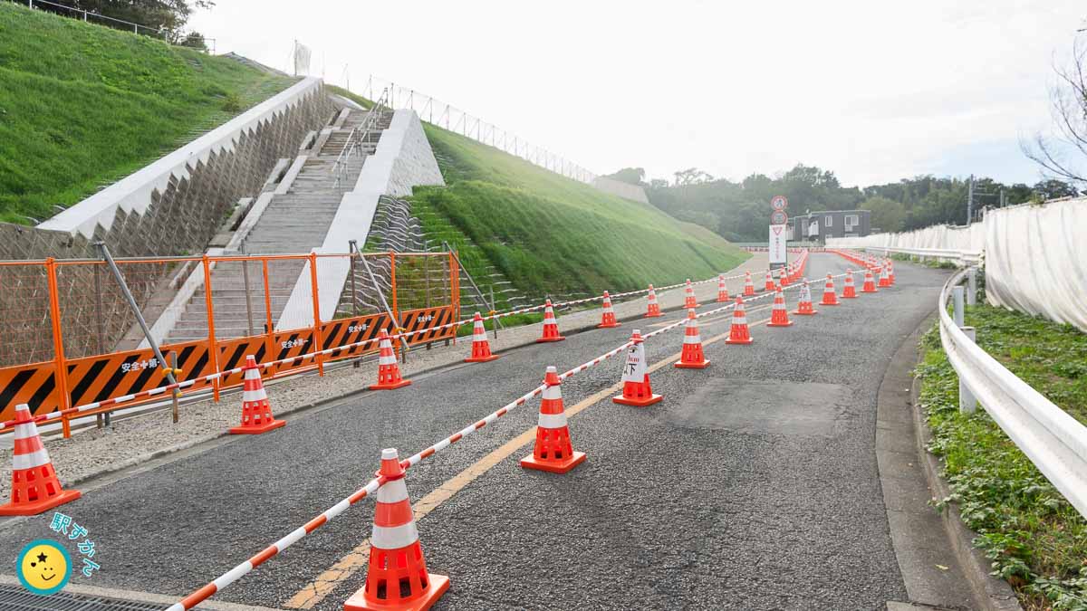 生田緑地ばら苑 正面入口から花園への上り坂