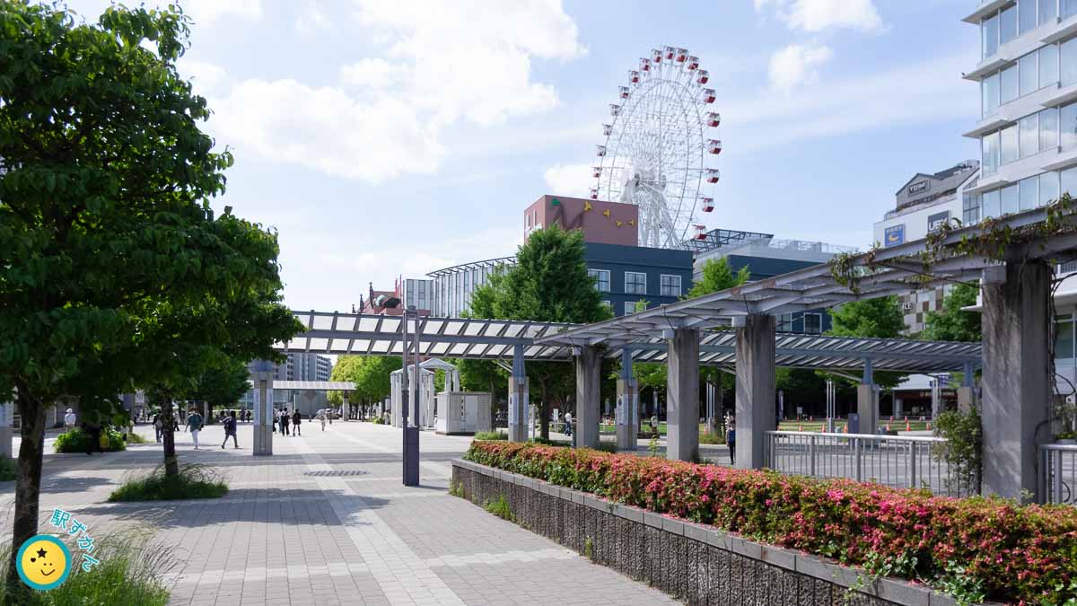 センター北駅前広場と観覧車