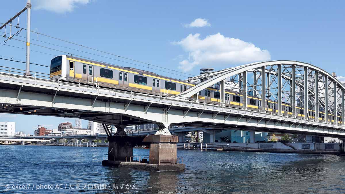 総武線の電車と隅田川橋梁