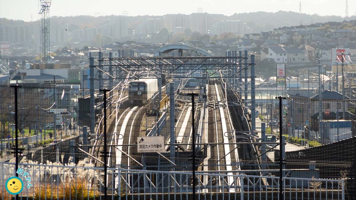 川和町駅とグリーンライン車両
