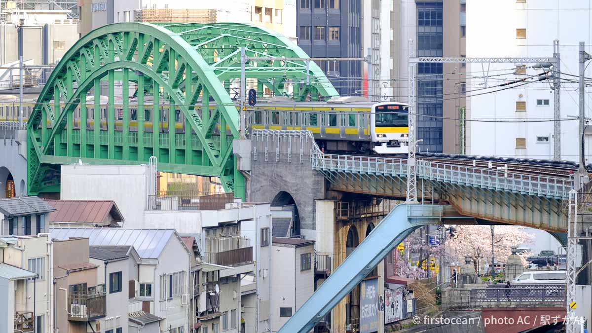 中央・総武線各停が御茶ノ水・聖橋を渡る