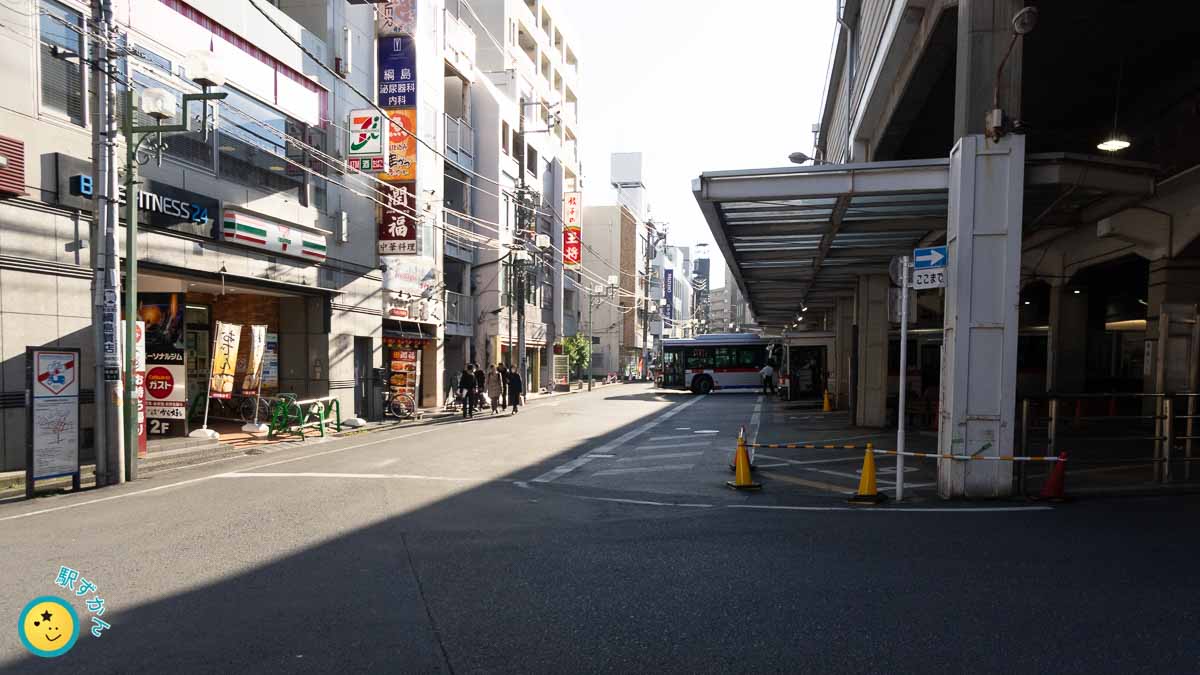 綱島駅バス乗り場と商店街