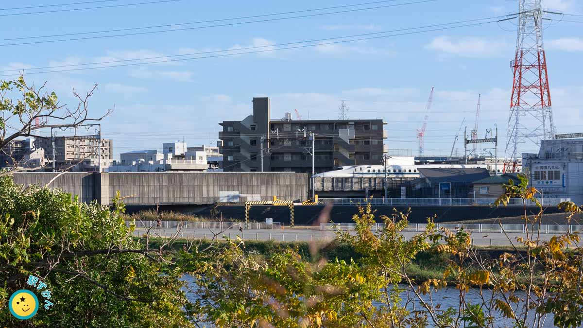 鶴見川を渡る東海道新幹線